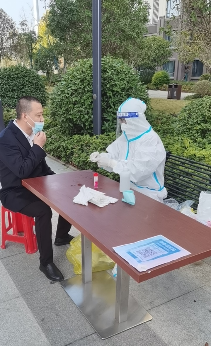 “疫情防控,党员先行”主题党日(图1) 6b7bce01cab9ef4abb9effa22bf591f.jpg